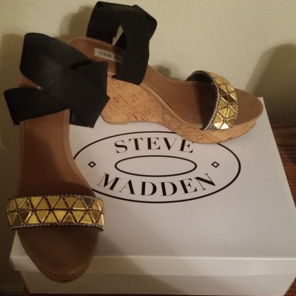 Black and gold wedges - Picture 2 of 2